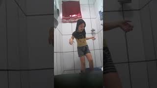 Luna No Banho Conversando Com Os Amigos