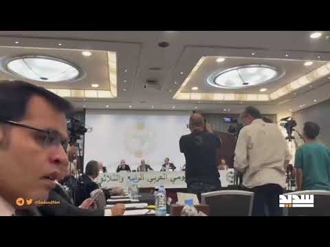 لحظة إطلالة قائد الثورة عبدالملك بدرالدين الحوثي في افتتاح المؤتمر القومي العربي المنعقد في بيرو