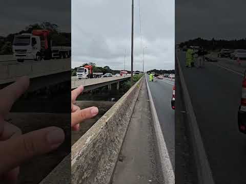 Jovem de 26 anos morre ao cair de moto e ser atropelada por caminhão