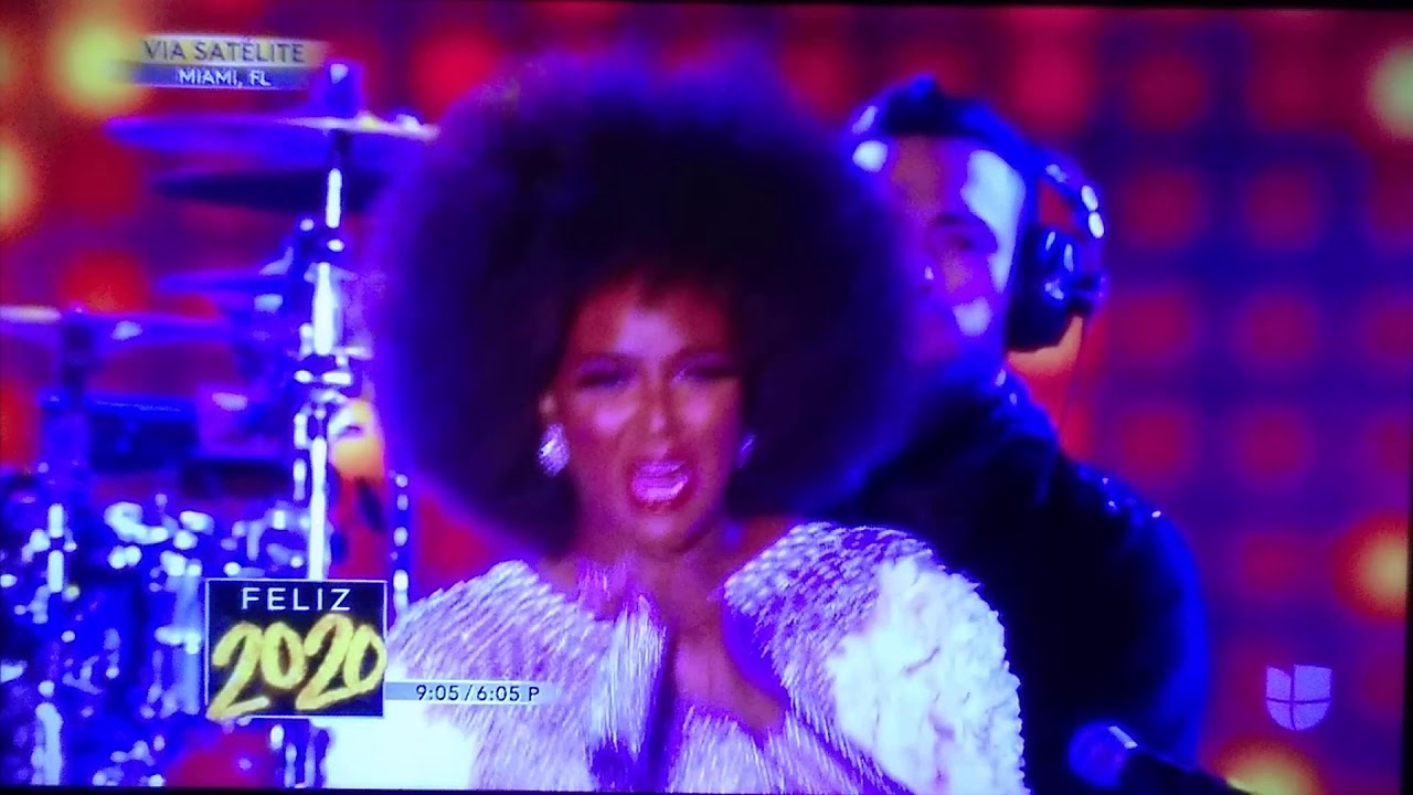Amara la Negra cantando "What. A bang bang" en feliz 2020