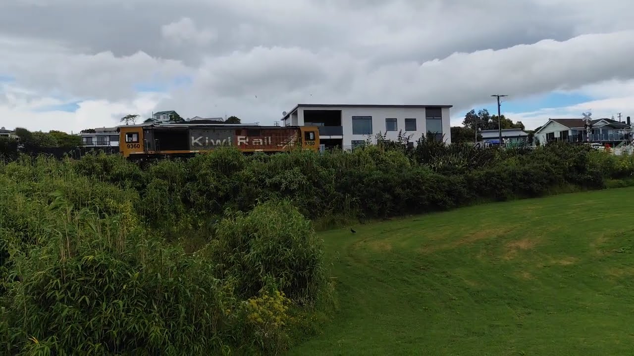 DL 9360 returning from Port Taranaki at Bayly Road