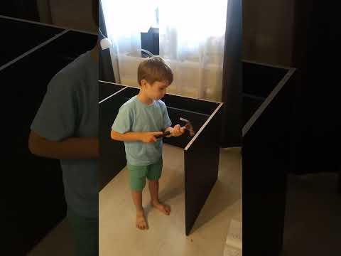 Сборка письменного стола из IKEA
