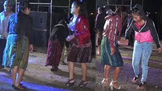 Este baile no te lo puedes perder bellezas moviendo la cintura bajo de la lluvia joyabaj