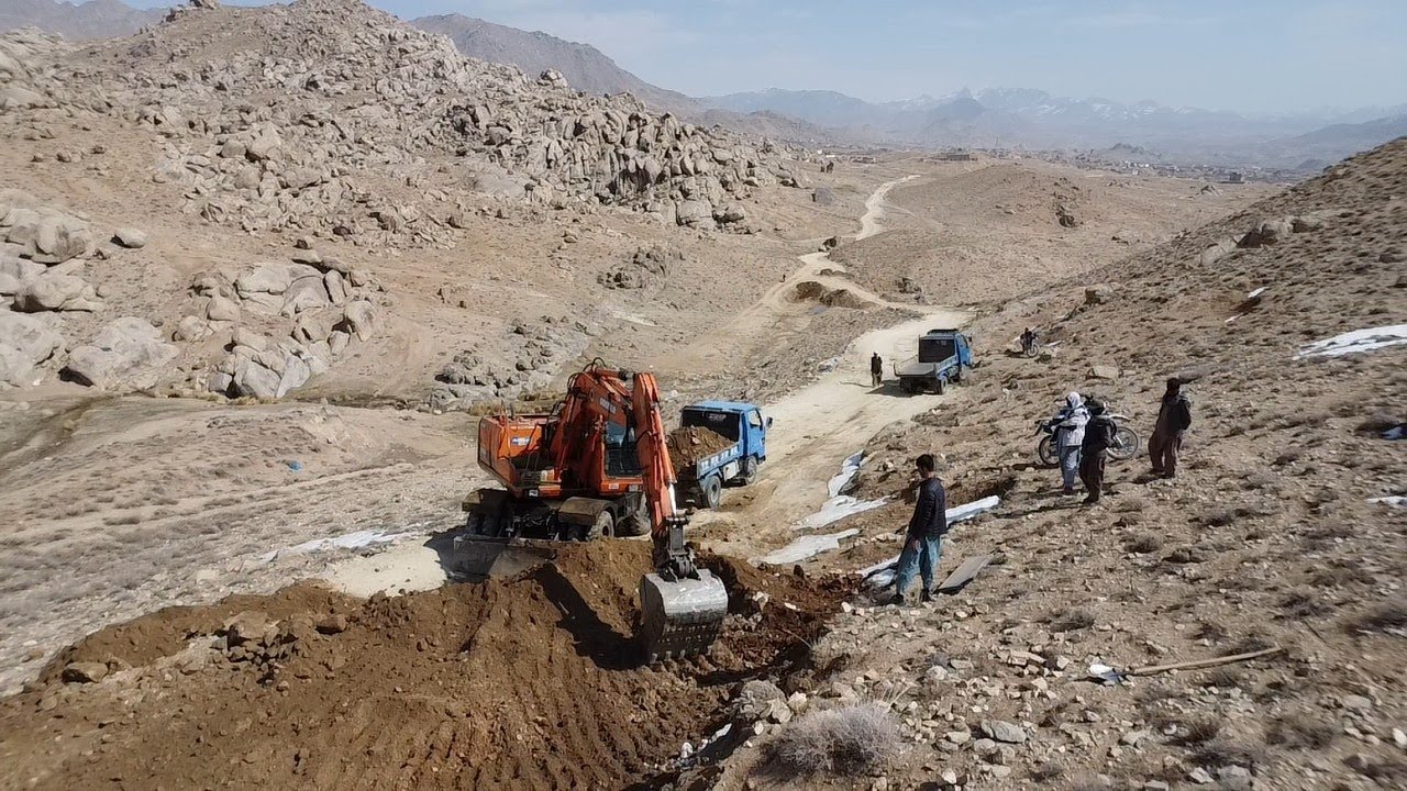 شدت کار سرک چهل باغتوها در غرب جاغوری کوتل غار الوو