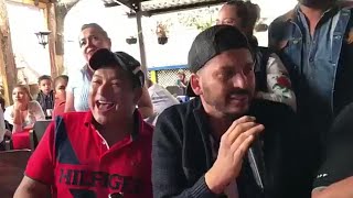 Luis Ángel Franco cantando Atraves del vaso con los fans de Guatemala