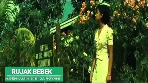 Benyamin s dan Ida Royani - Rujak Bebeg ( video klip Jadul )