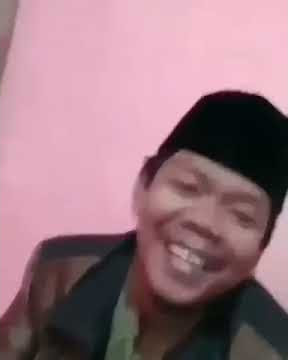 Meme Nyanyi pake Qolqolah