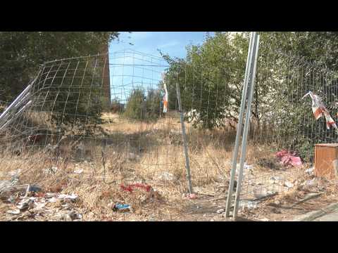 Trash, weeds, and fire hazard: the vacant lot in Puente de Vallecas worrying neighbors