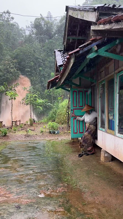 Buka Pintu Langsung Dikasih Pemandangan Air Terjun Lagi Banjir. Hanya Satu Rumah Di Pelosok Kampung