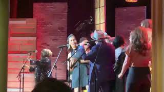 Mavis Staples, Elvis Costello, Brandi Carlile, et alii “I’ll Fly Away” (Nashville, 11 Sept. 2019)