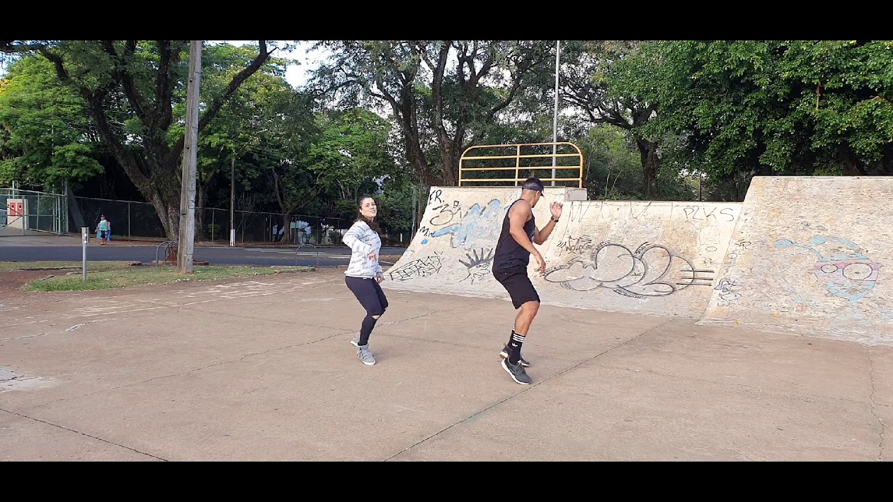 Mc Loma e as Gêmeas Lacração e Bevick - tava ali tava ali