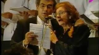 Placido Domingo junto a su madre, Pepita Embil, cantan 'Aurtxo seaskan'