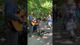 Strawberry Fields- cantante en Central Park