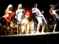 Fernanda e Flavinha dançando no palco