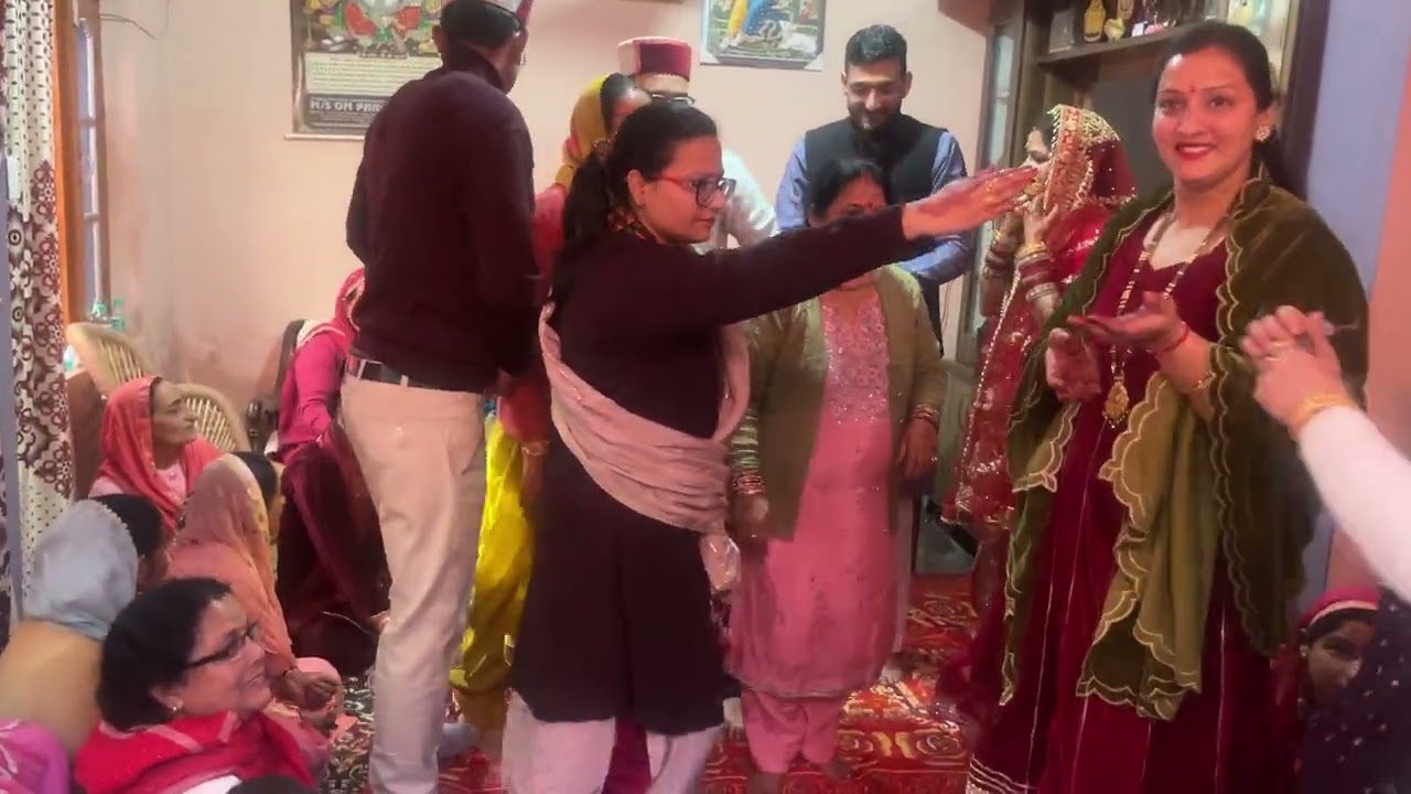 Viral Himachali wedding dance of dulha and dulhan with their family 