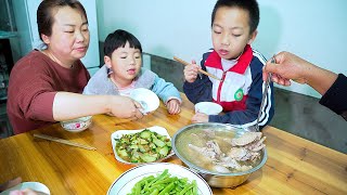 媳婦煮一鍋雞湯,二寶喜歡吃雞腿,真香 | Cook A Pot Of Chicken Soup,the Youngest Son Eats Chicken Legs,it Smells So Good 媳婦煮一鍋雞湯,二寶喜歡吃雞腿,真香 | Cook A Pot Of Chicken Soup,the Youngest Son Eats Chicken Legs,it Smells So Good