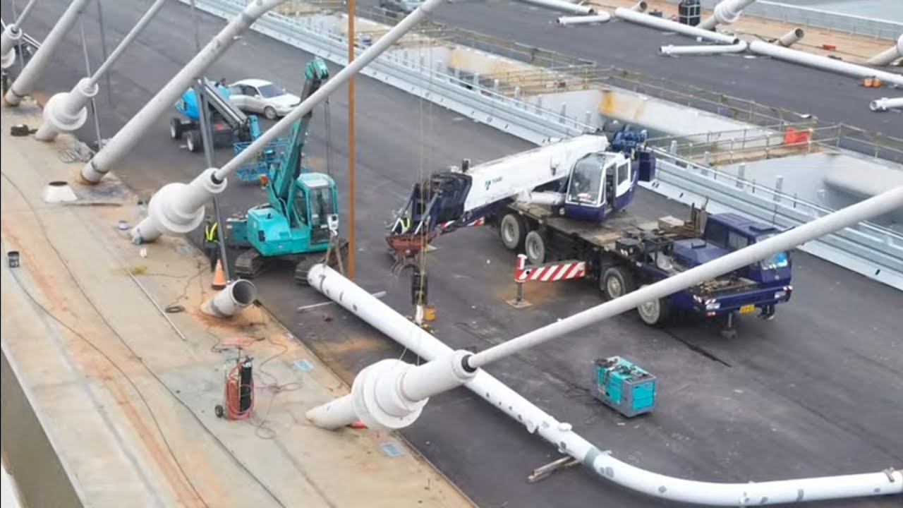 2026.01.19  淡江大橋  河中段  主橋塔八里側 北上車道第15柱立柱準備中 南下車道景觀燈柱已排列待彎頭焊接 施工概況近距觀察 空拍 LIVE 直播