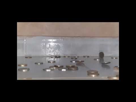 بطيء سقوط عملات معدنية على ارض صلبة