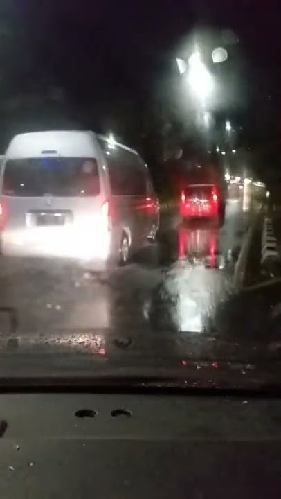 story wa nyetir malam hari saat hujan
