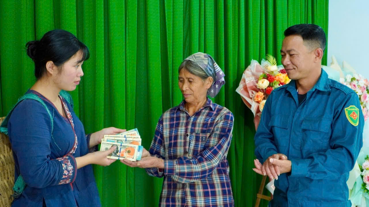 Добрый полицейский помогает бедной девочке вернуть потерянные деньги