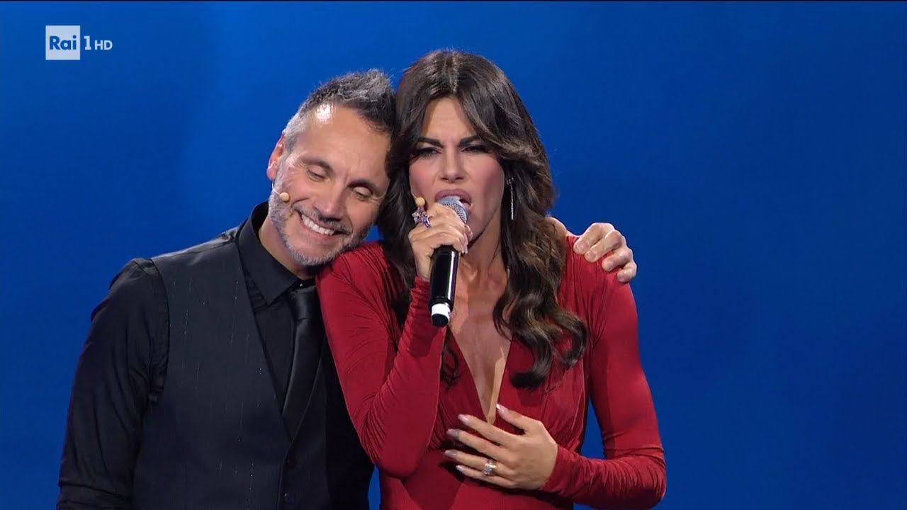 L'esibizione di Nek e Bianca Guaccero - Dalla strada al palco - 10/01/2025