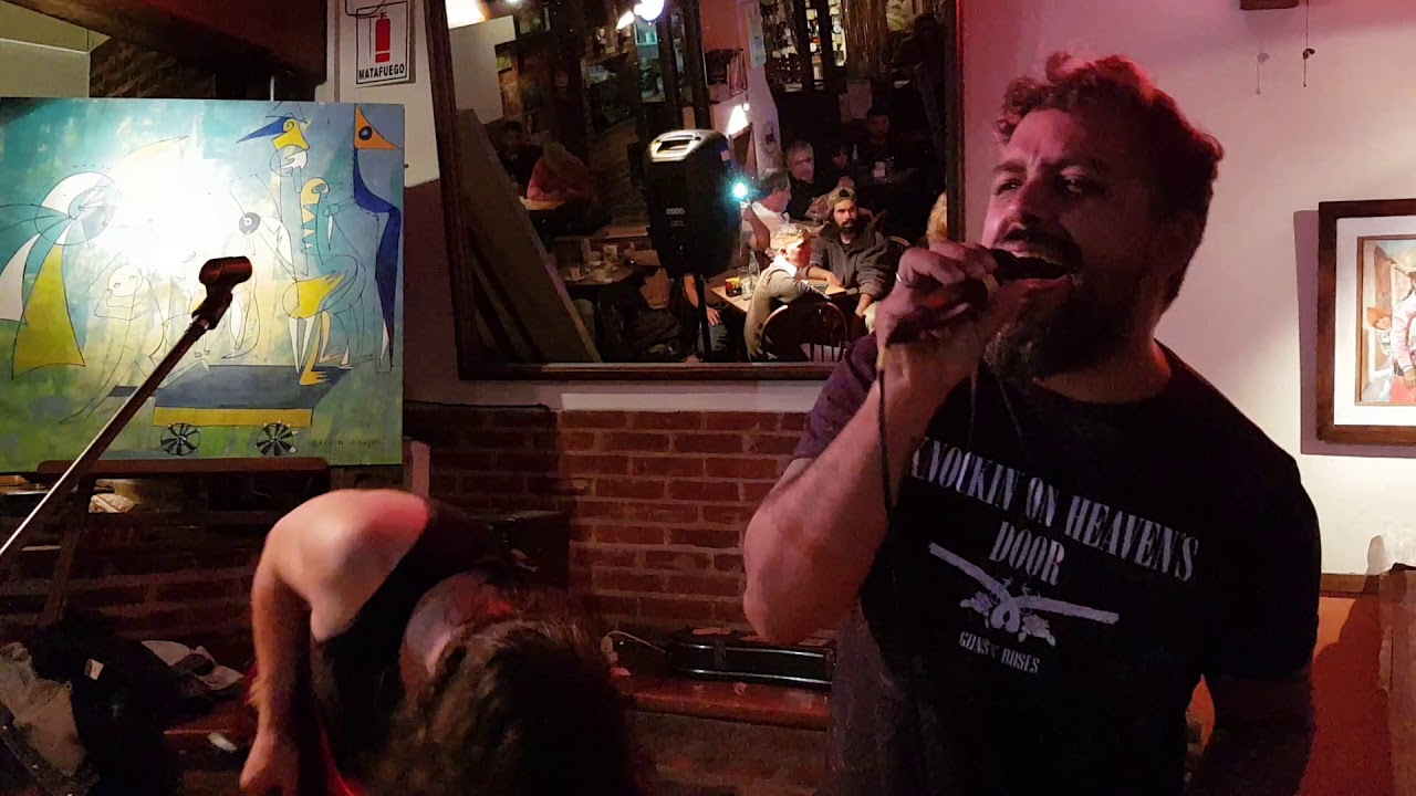 Rober Hard Rock haciendo "Smoke on the Water" con Nico Etchiverry en Dickens (7-4-2019)