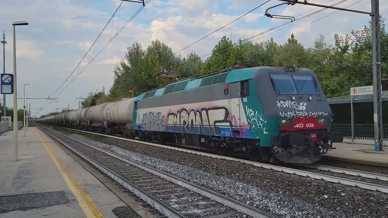 Trenes en Transito por la estación de Abano, Italia