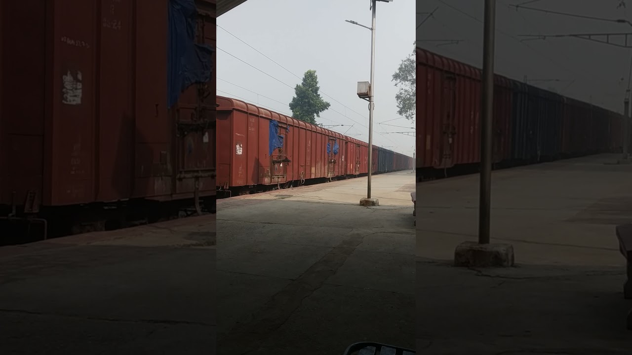 Railway maalgadi run at high speed on the railway track 👌