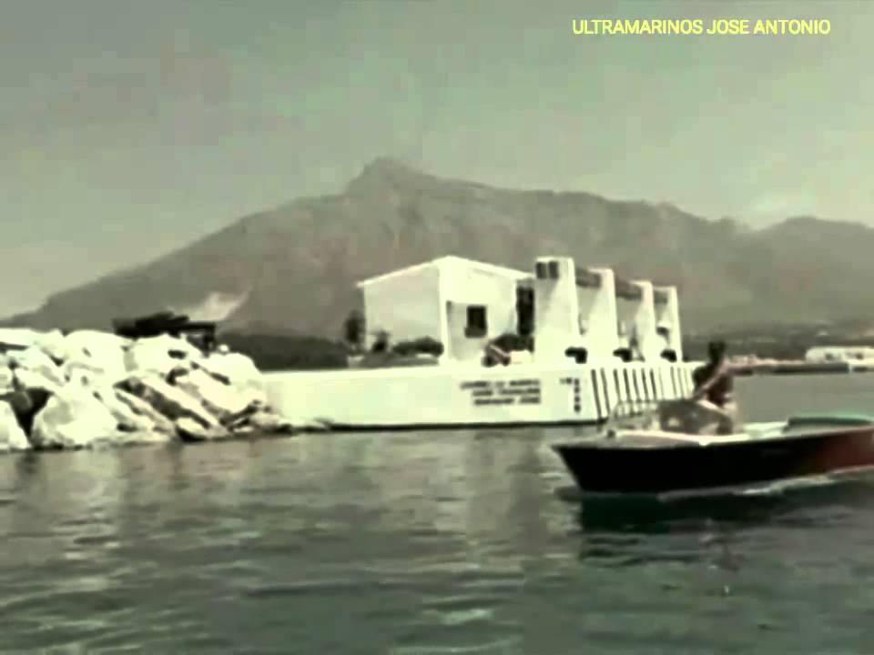 Años 70  puerto Banús , al no estar aún construido lo que son las casas , se ve la plaza de toros