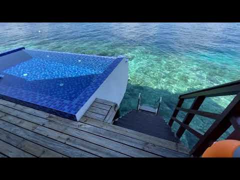 Обзор виллы с бассейном в океане в пятизвёздочном отеле на Мальдивах