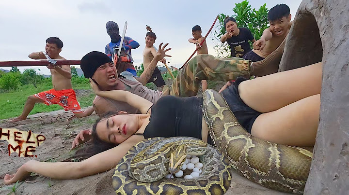 Horrifying. Team of brave hunters confronted giant, ferocious python to rescue the girl