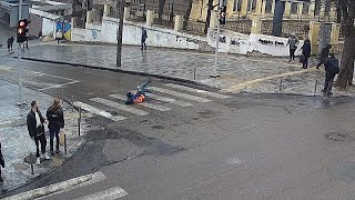 Людинопад у Дніпрі: відео, як люди в ожеледицю ковзали по Крутогірному узвозу