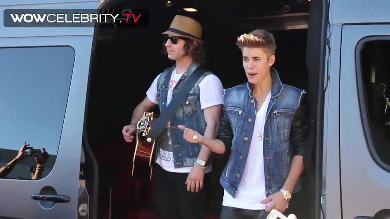 Justin Bieber surprise street performance for fans leaving 'Tonight show with Jay Leno'