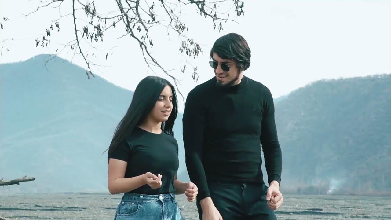 Boss oldida yalangoch, sharmandali porno