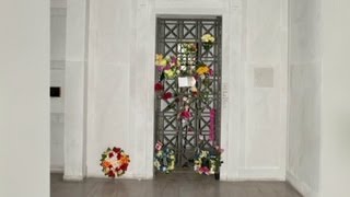 Auction held for Elvis Presley s crypt