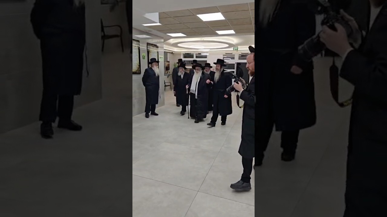 כ״ק האדמו״ר מצאנז בכניסה לכינוס מועצת גדולי התורה