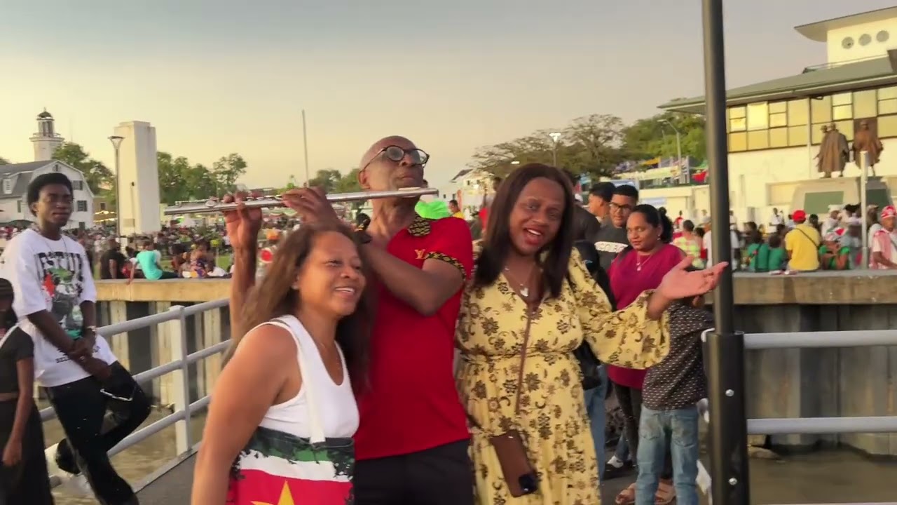 Fluitist Ronald Snijders speelt live aan de Waterkant te Paramaribo.