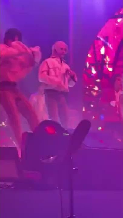 [FANCAM] Hyunjin 'Domino' Dance Break | 220212 SKZ Chocolate Factory Fanmeeting