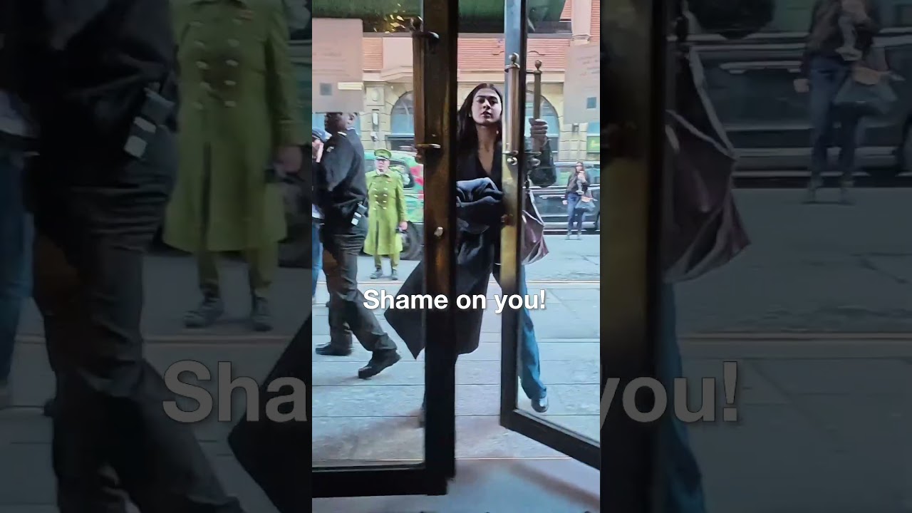 😮 Толкали, хватали и тащили: активисты, выступающие против меха, подверглись нападению со стороны...