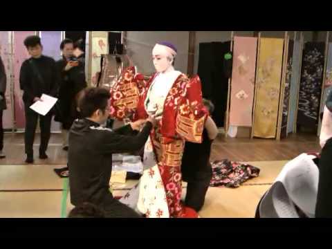 日本舞踊の楽屋風景 道成寺の衣裳 - YouTube