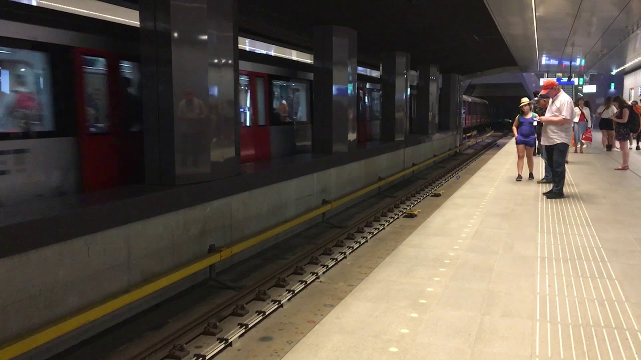 Metro lijn 52 komt aan op station Centraal-Station in Amsterdam