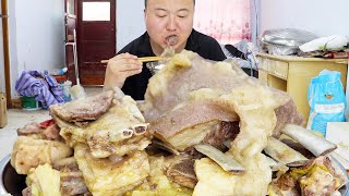 The old fatherinlaw sent 20 catties of mutton  and A Qiang made stewed mutton in a large pot of I