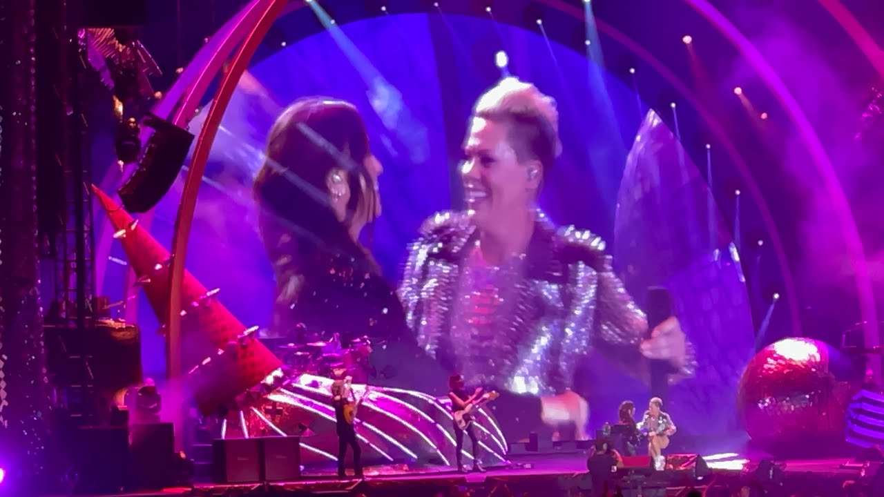 P!nk and Alanis Morissette sing “You Oughta Know”
