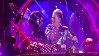 P!nk and Alanis Morissette sing “You Oughta Know”