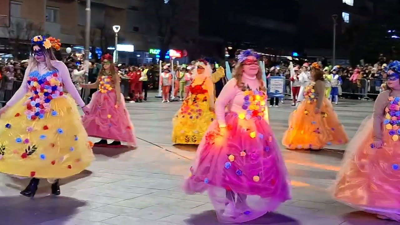 ФОЛКЛОРНА НИЗА СТРУМИЦА СО БАЛ НА ЦВЕТОВИТЕ НА КАРНЕВАЛОТ