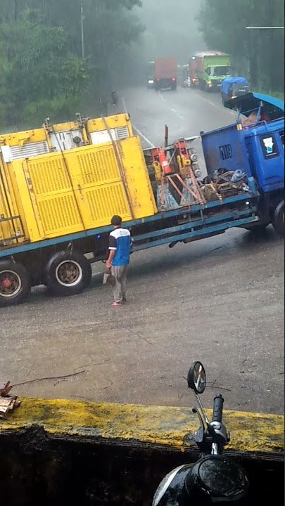 hujan deras truk banci pada slip di tikungan sitinjau lauik.#shorts