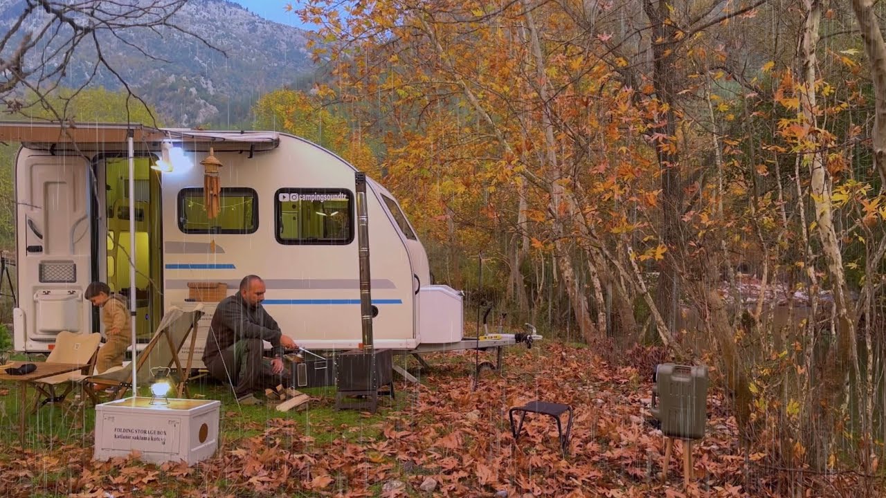 Дождливый осенний караван-кемпинг у ручья