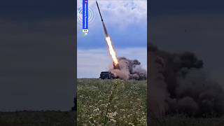 BM-27 Uragan dispara foguetes de 220mm contra alvo a 30 km de distância #bm27 #uragan #rússia