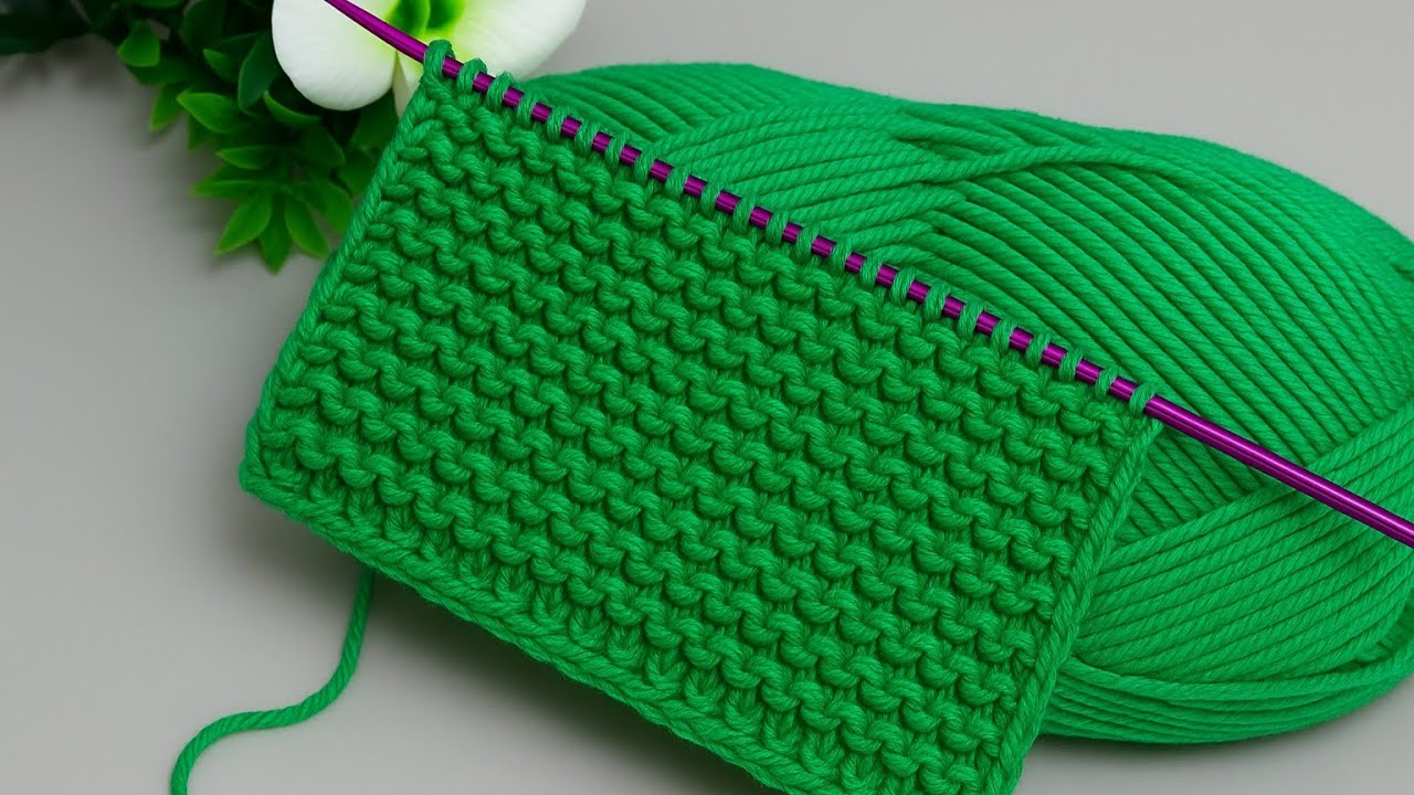 Исключительная красота! Всего два ряда простого вязания на двух спицах.