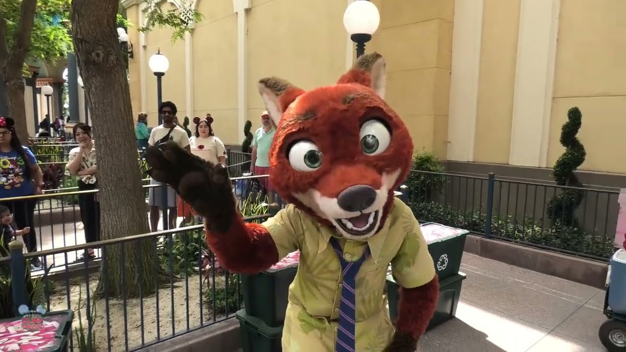 Встреча с персонажами Disney Ником Уайлдом в «Зверополисе» в парке развлечений Disney California ...